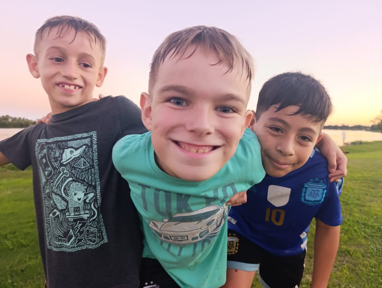 Los mismos amigos al atardecer