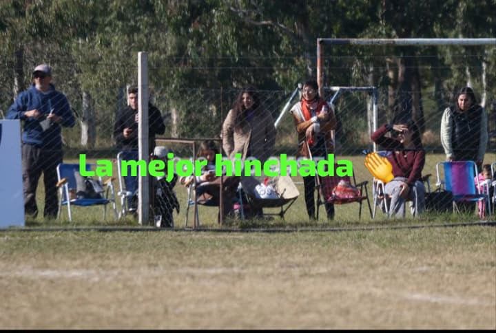 Los padres alentando desde el costado de la cancha
