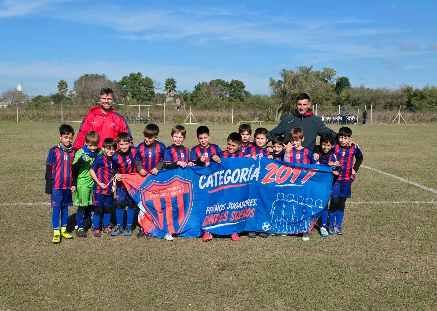 El equipo posando con la bandera de la Categoría 2017 y los profes