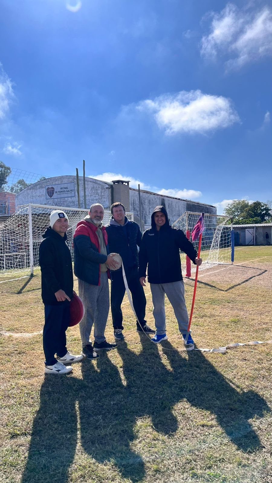 Padres colaborando en la cancha del club